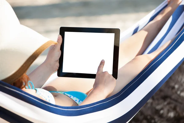 Frau benutzt digitales Tablet in Hängematte — Stockfoto