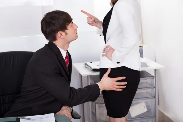 Affärskvinna varning kollega medan sexuellt missbruk — Stockfoto