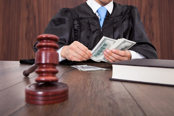 Sędzia liczenie pieniędzy — Zdjęcie stockowe