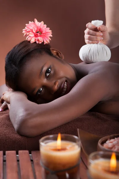 Mulher desfrutando de massagem à base de plantas no Spa — Fotografia de Stock