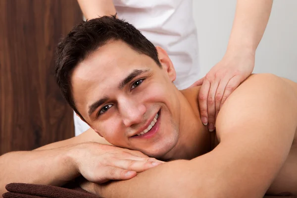 Mann erhält Schultermassage im Spa — Stockfoto