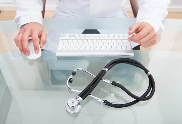 Stetoskop på en läkare skrivbord — Stockfoto