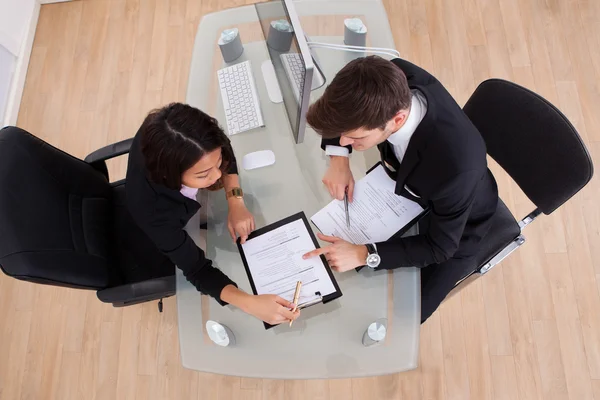 Geschäftspartner in Besprechung — Stockfoto