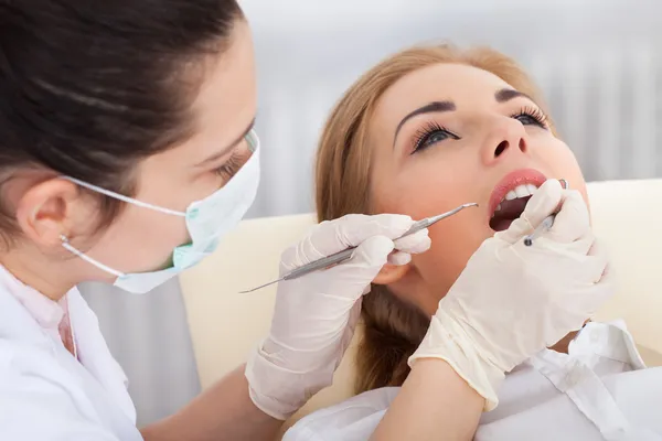 Jovem mulher fazendo exame dentário — Fotografia de Stock