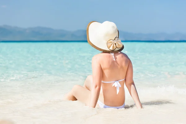 Femme bénéficiant d'une vue sur l'océan à la plage — Photo