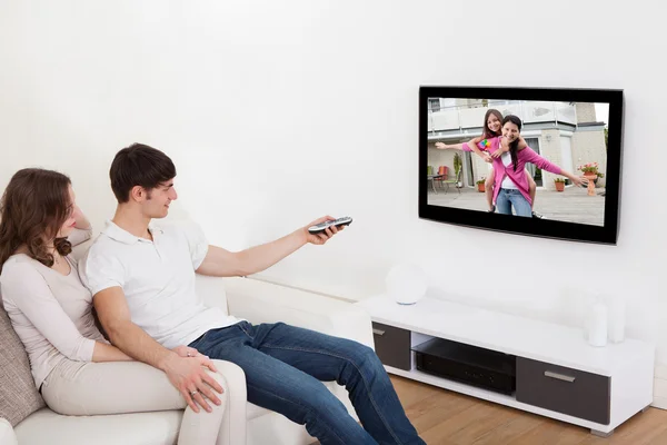 Pareja en sala de estar viendo televisión — Foto de Stock