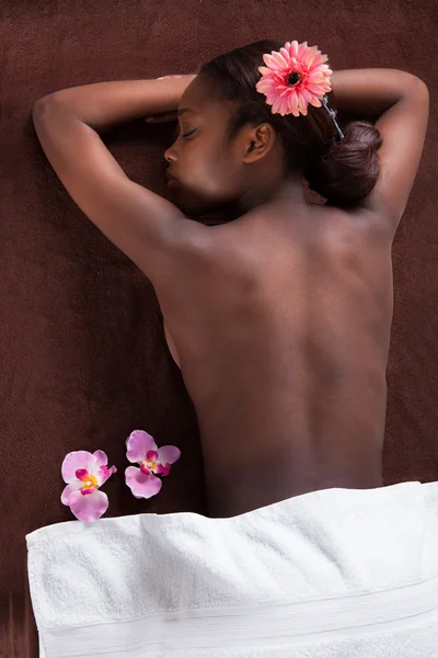Mulher relaxante no spa de beleza — Fotografia de Stock