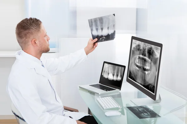 Doktor nebo radiolog při pohledu na rentgen Online — Stock fotografie
