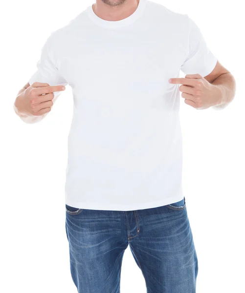 Homem apontando para sua camiseta branca em branco — Fotografia de Stock