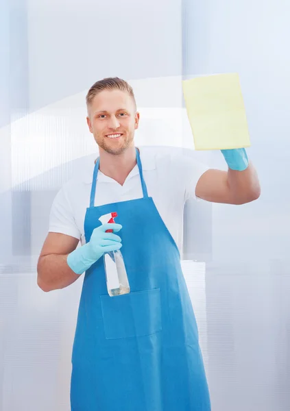 Cleaner cleaning a pane of glass — Stock Photo, Image