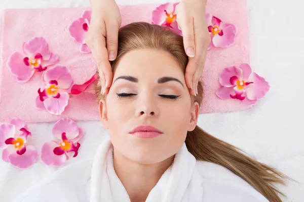 Jovem mulher recebendo massagem — Fotografia de Stock