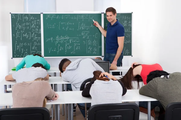 Lehrer bringt gelangweilten Schülern Mathematik bei — Stockfoto