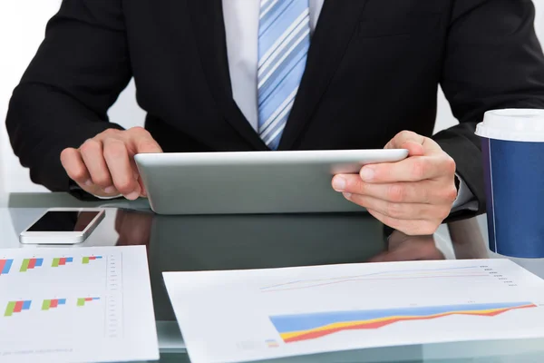 Manos de un hombre de negocios usando una tableta — Foto de Stock