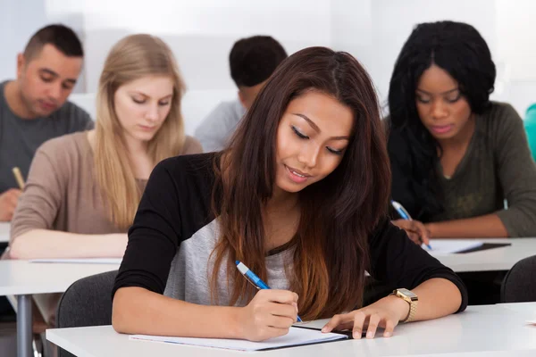 Studentin sitzt im Klassenzimmer — Stockfoto