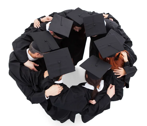 Выпускники, стоящие в кругу — стоковое фото