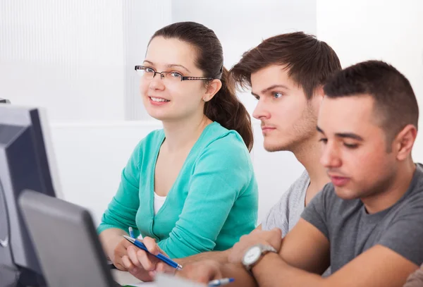 Estudiantes universitarios usando computadoras portátiles —  Fotos de Stock