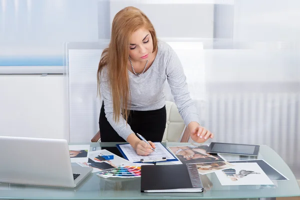 Jonge vrouw kleur kiezen — Stockfoto