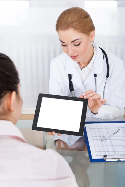 Médico mostrando tableta digital al paciente — Foto de Stock