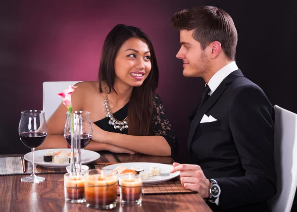 Casal tendo refeição no restaurante — Fotografia de Stock