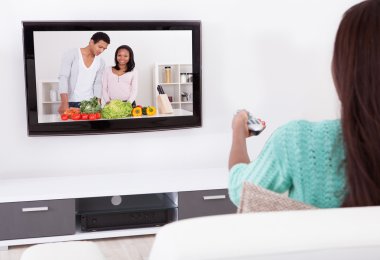 oturma odasında TV izlerken kadın