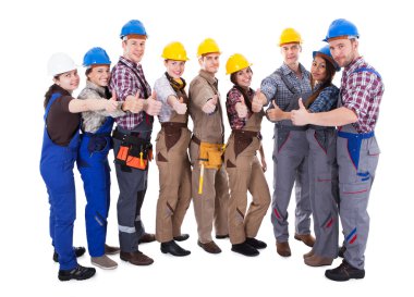 bir başparmak veren işçiler farklı grup