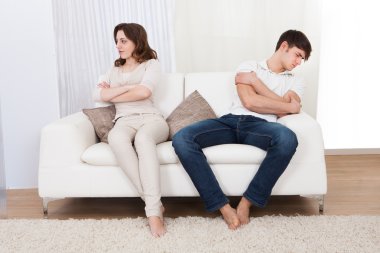 부부 싸움 후 소파에 앉아의 초상화