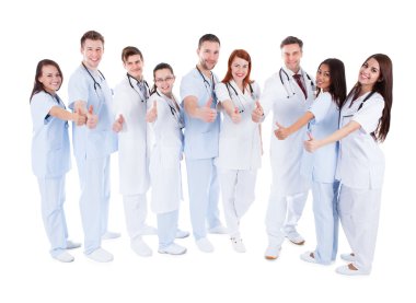 neşeli doktor başparmak gösterilen grup