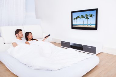 evde yatakta TV izlerken kaç