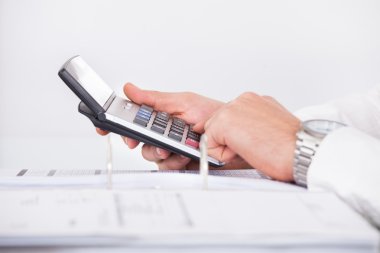 hesap makinesi kullanma office iş adamı