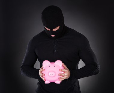 pembe bir kumbara çalan hırsız