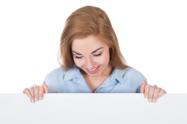 gülümseyen kadın afişini holding