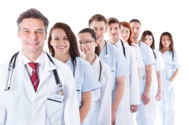 Doktorlar ve hemşireler gülümseyen uzun çizgi