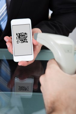 adam bir satınalma kodu bir mobil tarama