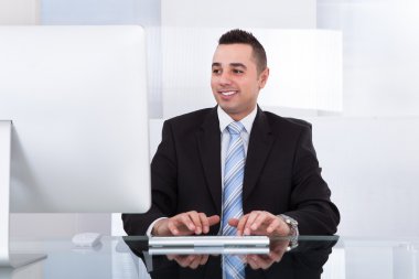 bilgisayar kullanma office iş adamı