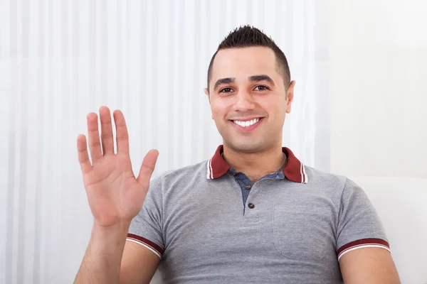 Hombre feliz saludando en casa — Foto de Stock