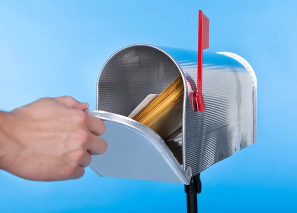 Hombre abriendo su buzón para quitar el correo — Foto de Stock