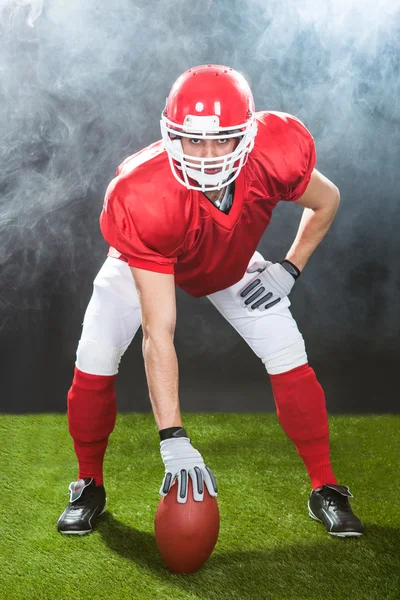 Selbstbewusster American-Football-Schnapper auf dem Feld — Stockfoto