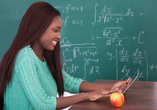 Lehrer hält digitales Tablet auf Schulbank — Stockfoto