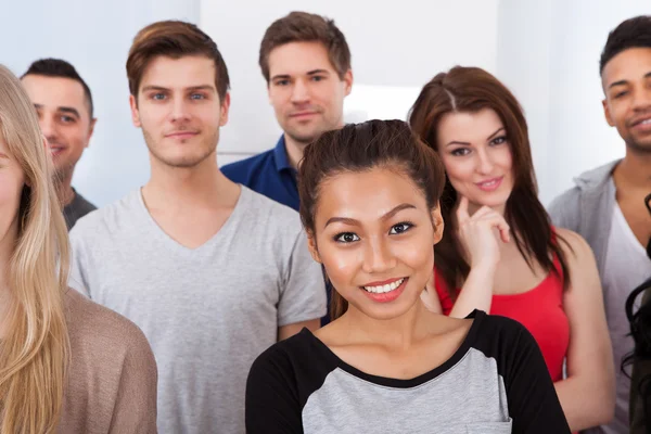 Porträtt av Collegestudenter står i klassrummet — Stockfoto