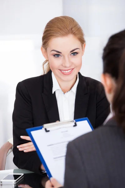 Zakenvrouw geleidende interview — Stockfoto