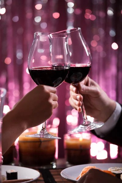 Paar stößt im Restaurant auf Weingläser an — Stockfoto