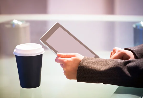 Geschäftsfrau hält digitales Tablet am Schreibtisch — Stockfoto