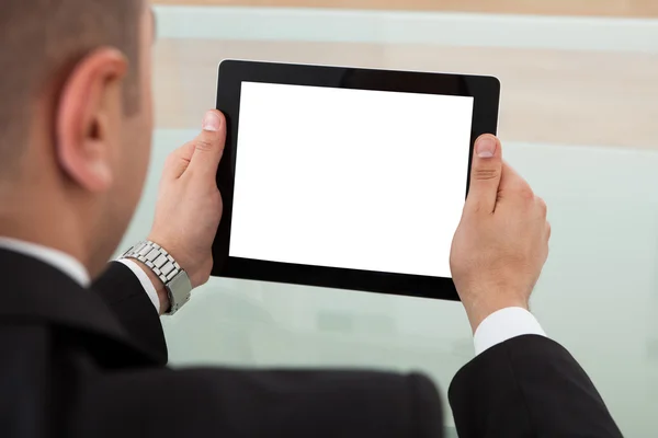 Empresario usando tableta digital en la oficina — Foto de Stock