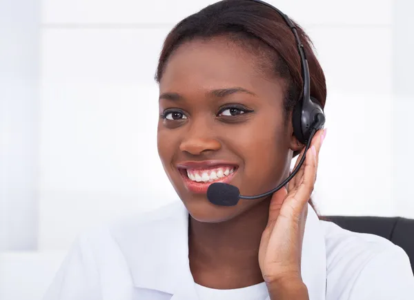 Tillits receptionist använder headsetet på sjukhus — Stockfoto