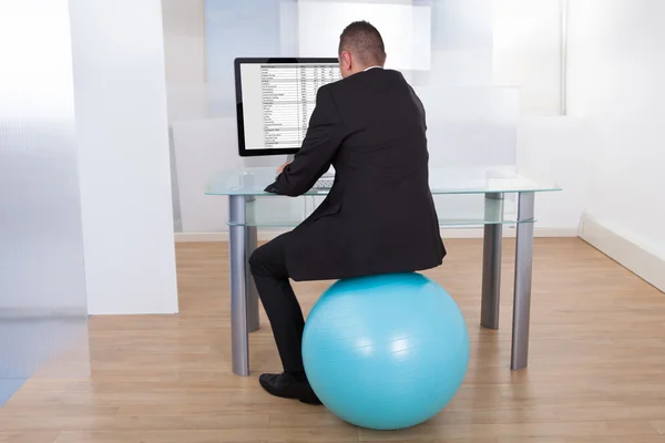 Empresário usando o computador no escritório — Fotografia de Stock