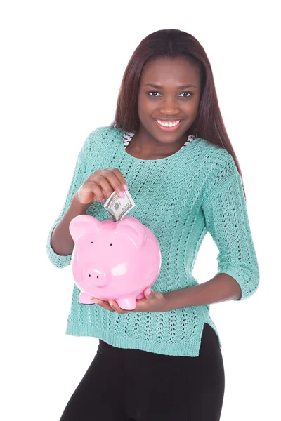 Mujer feliz sosteniendo a Piggybank — Foto de Stock