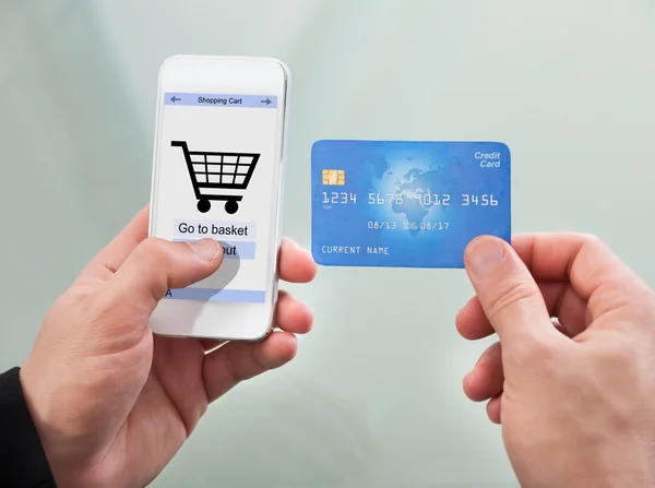 Man die betaalt met een creditcard — Stockfoto