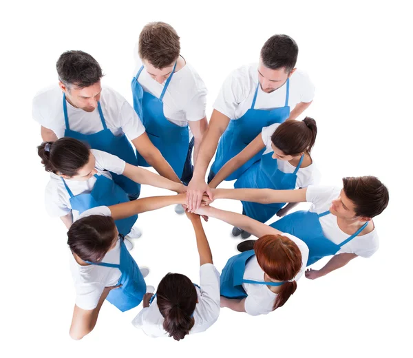 Groep van schoonmakers stapelen handen — Stockfoto