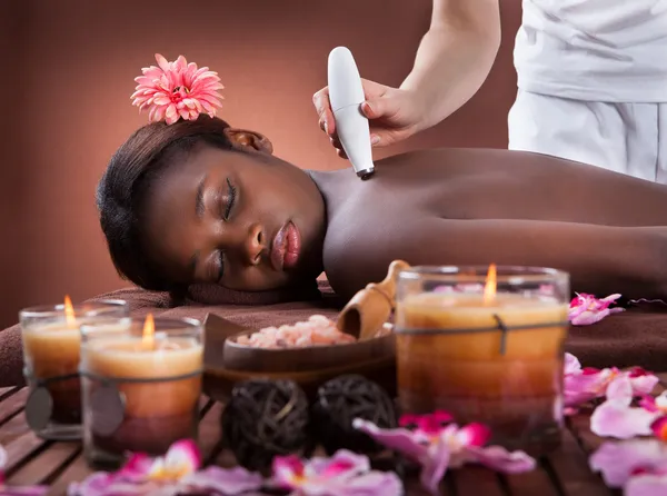 Woman Undergoing Microdermabrasion Therapy At Spa — Stock Photo, Image