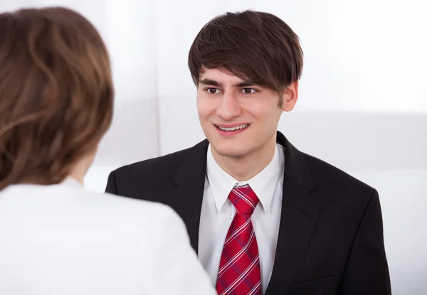 Zakenman kijken naar collega in office — Stockfoto